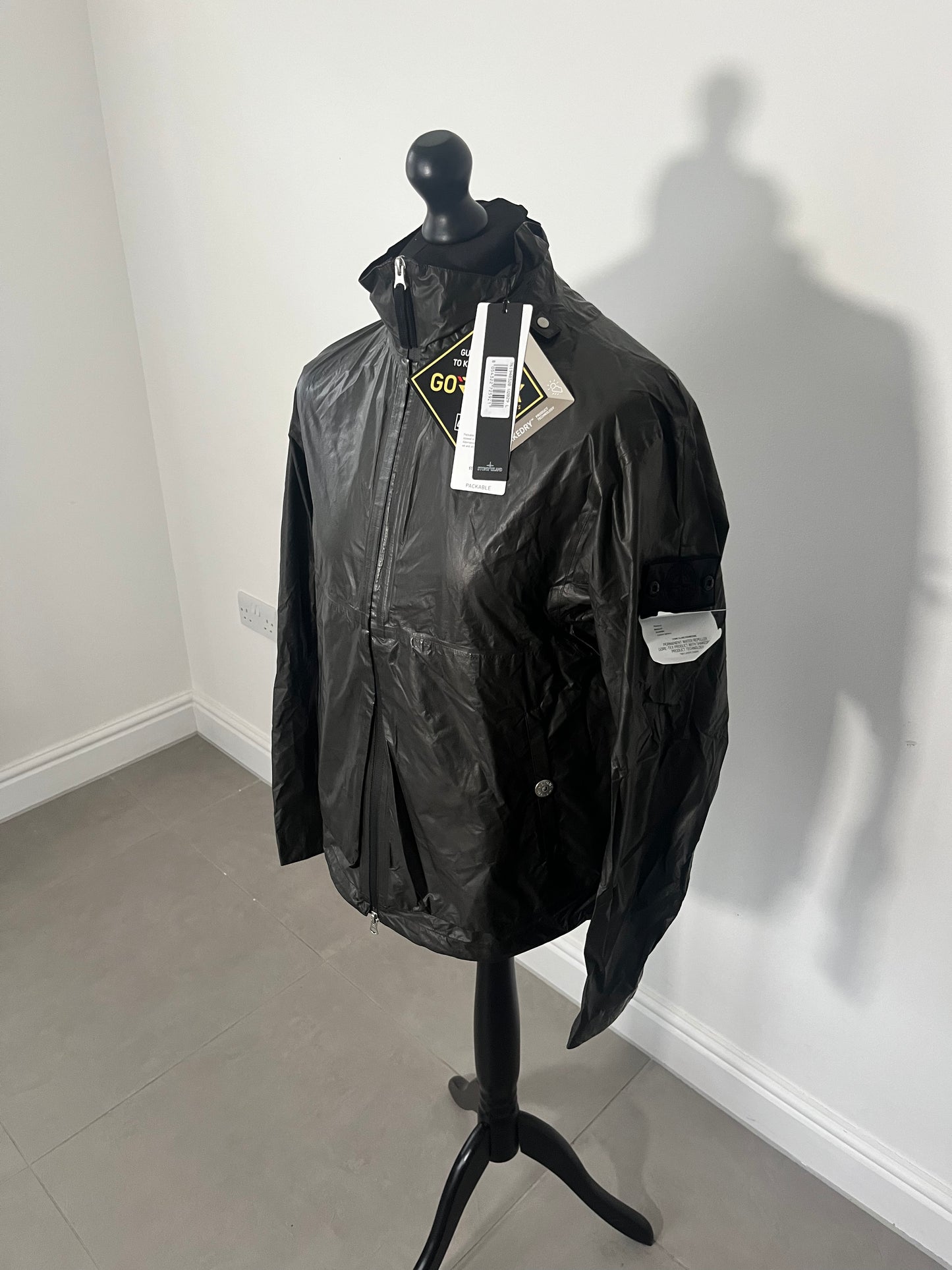 Stone Island Shadow Project Permanent Water Repeller Gore-Tex Product With Shakedry Product Technology (Black)