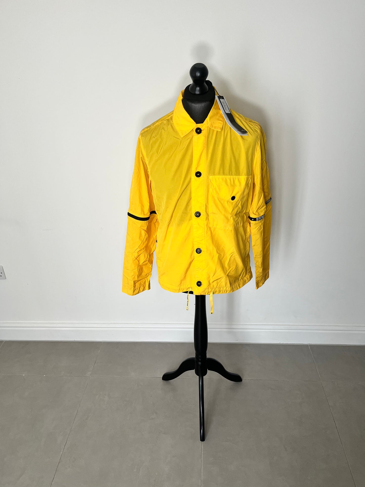 Stone Island Detachable-Sleeves Logo-Trim Shell Jacket (Yellow)