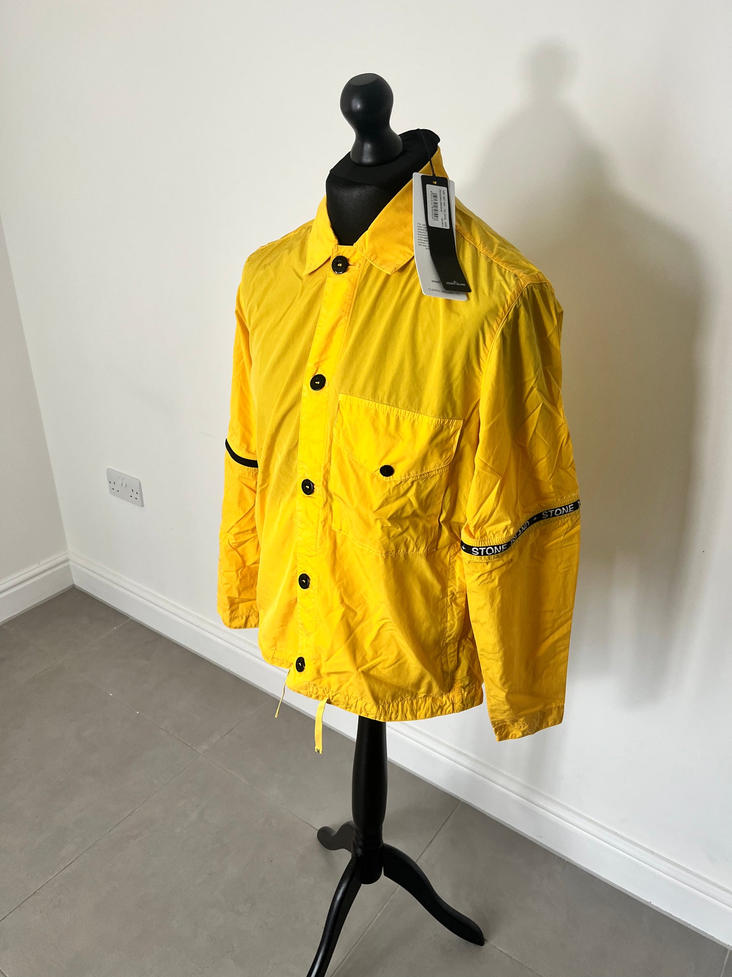 Stone Island Detachable-Sleeves Logo-Trim Shell Jacket (Yellow)